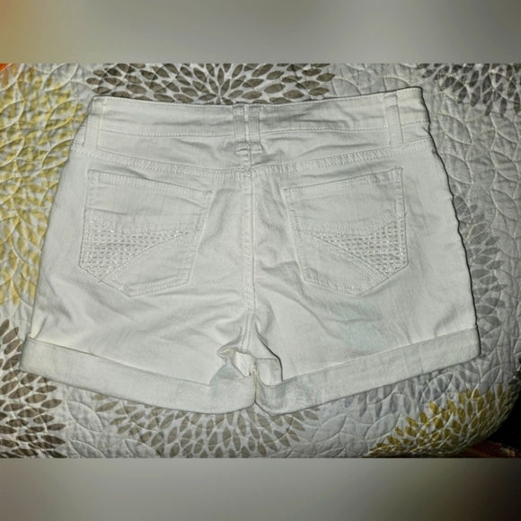 White shorts with cuff **see pics for measurements** - Picture 2 of 5